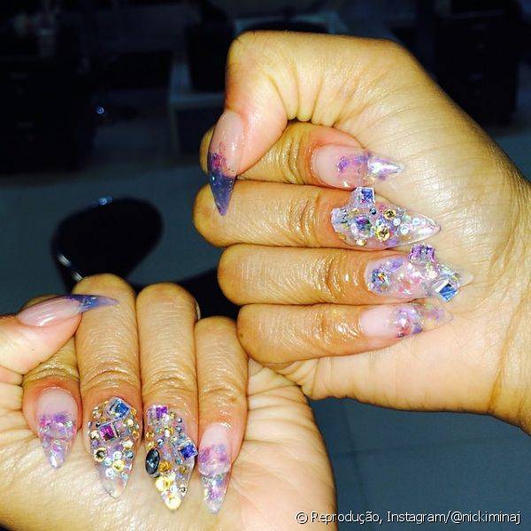 As unhas decoradas com pedras também são presença constante nas produções de Nicki Minaj. Para a polêmica apresentação no 